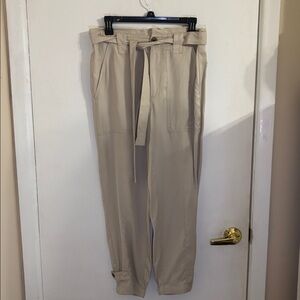 Banana Republic new w/ tags khaki capris! Size 8. Super cute on!